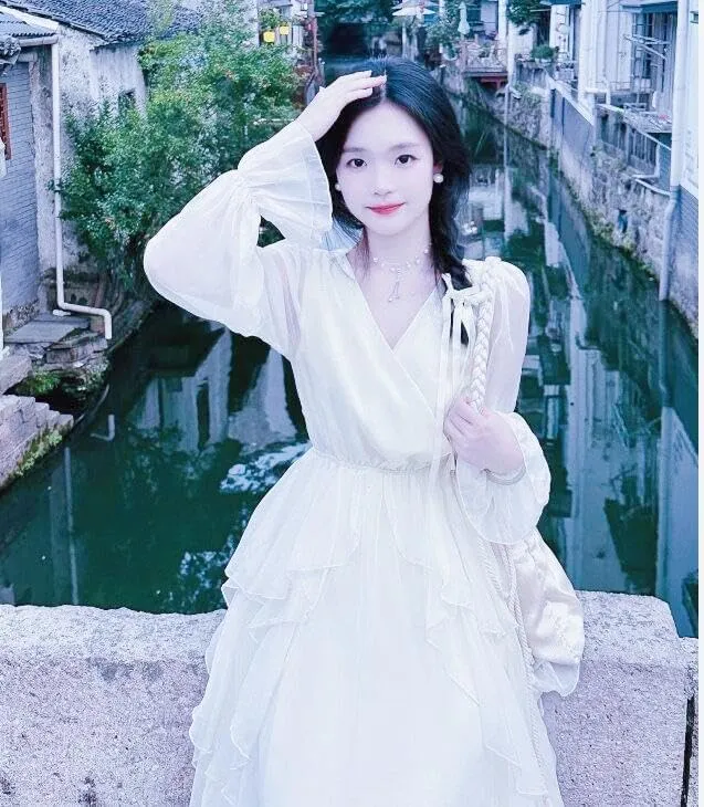 Ladies Chiffon V-Neck Wedding Bridesmaid Dress, Slim Teardrop White Gown