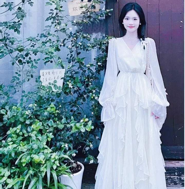 Ladies Chiffon V-Neck Wedding Bridesmaid Dress, Slim Teardrop White Gown