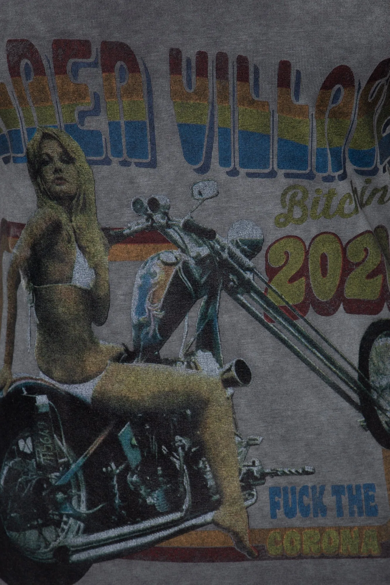 Slim Fit T-Shirt mit Retro-Print und Oilwash-Effekt «Velden Village 2020»
