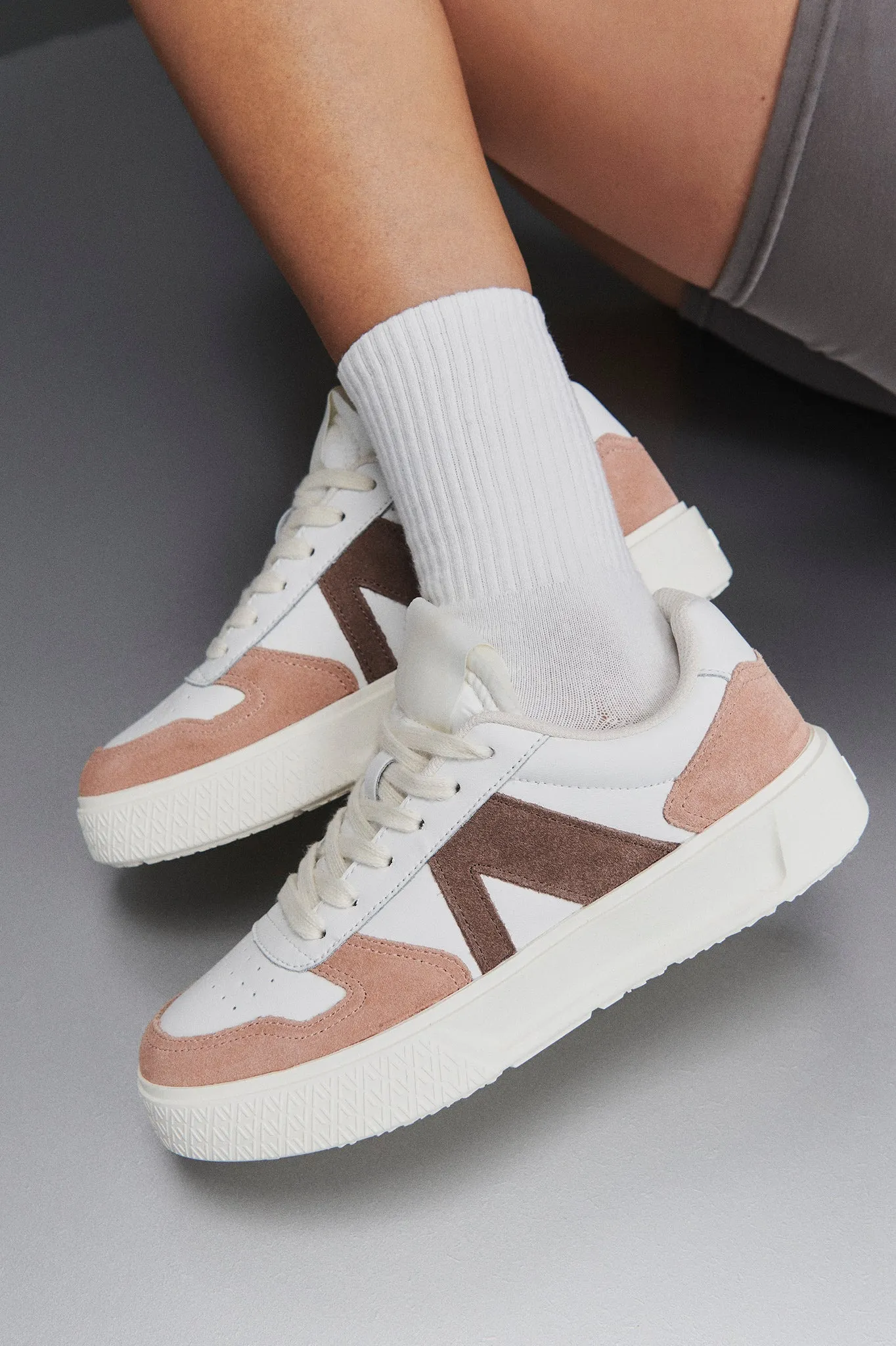 Uncover | Soft Pink White | Women